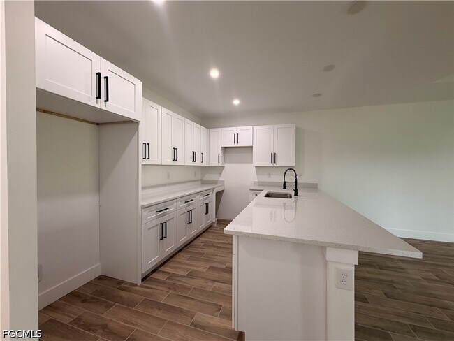 Building Photo - 2212 Armour Rd