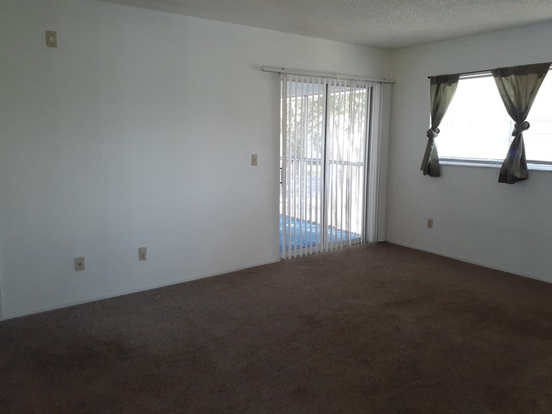 Building Photo - 563 Midway Track