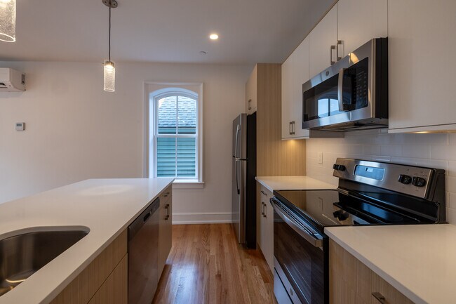 Primary Photo - 31 S Perry St