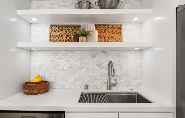 Building Photo - 425 W Beech St