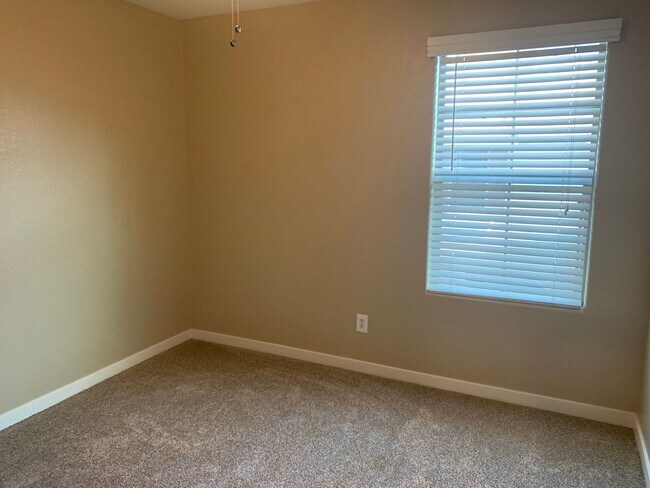 Building Photo - A gorgeous two story 3 bedroom 2.5 bath townhome