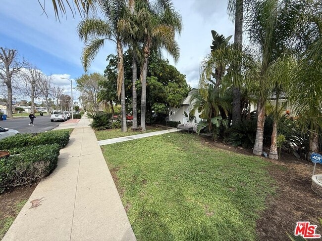 Building Photo - 7006 Encino Ave