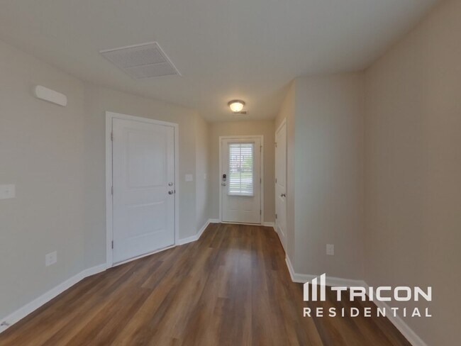 Building Photo - 1261 Paramount Dr