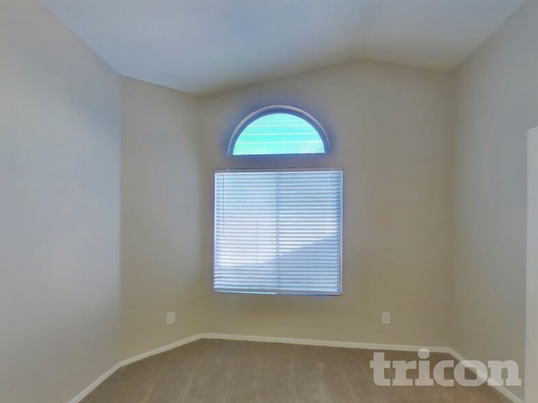 Building Photo - 4005 E La Salle St