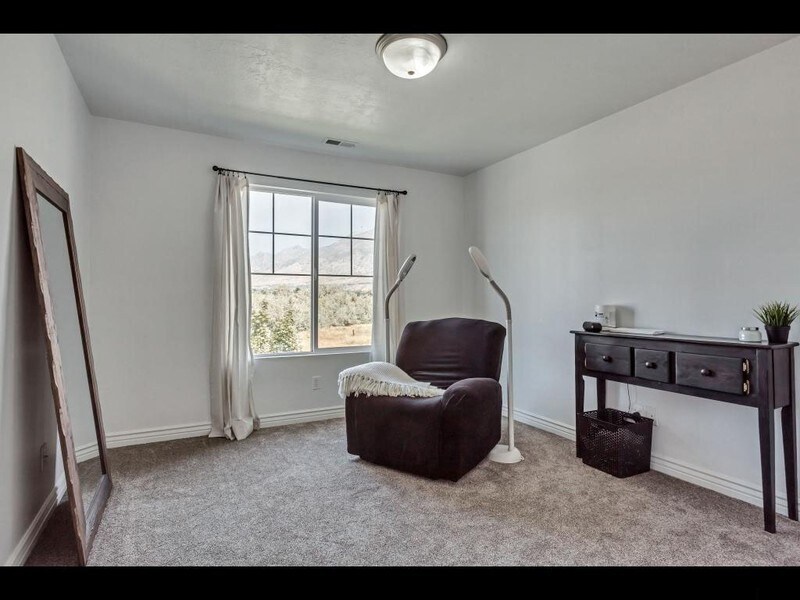 Building Photo - 986 W 270 S