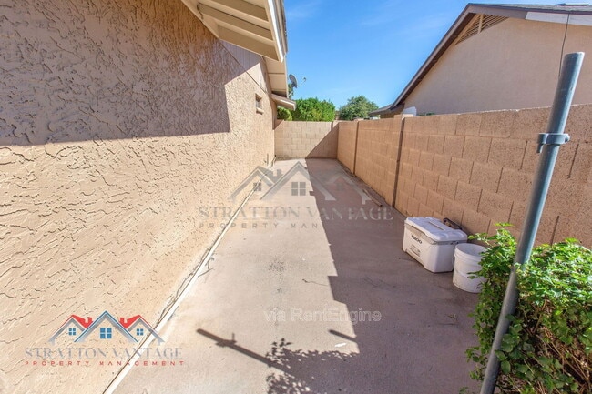 Building Photo - 1928 N Kachina