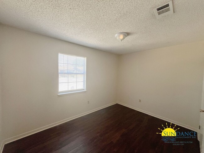 Building Photo - Great 2 Bedroom Home in Fort Walton Beach!