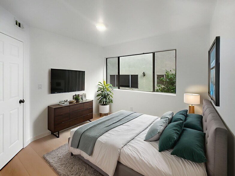 Building Photo - 727 E Tujunga Ave