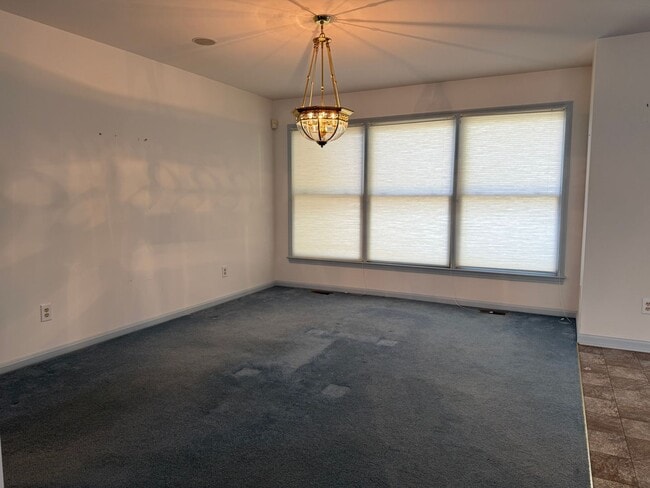 Building Photo - 3 bedroom 2.5 bath house with basement