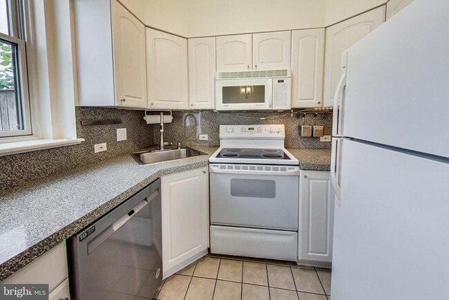 Building Photo - 1749 L St NE