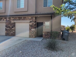 Building Photo - Lovely Townhome with Community Pool
