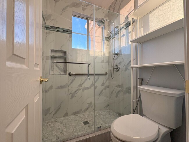 Building Photo - Charming Waterfront Single Family Home in Redwood Shores Available Now!