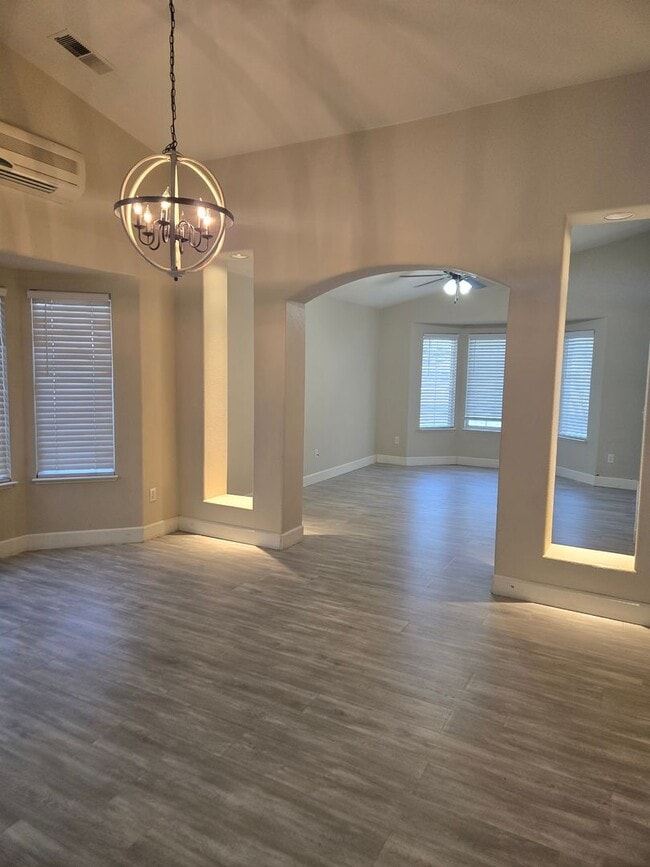 Building Photo - Four bedroom w/ Studio