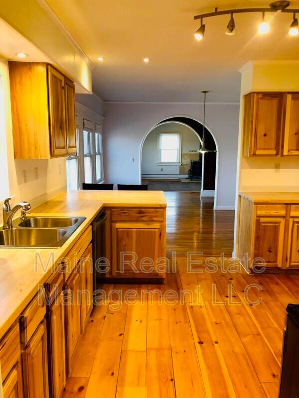 Building Photo - 1121 Stillwater Ave