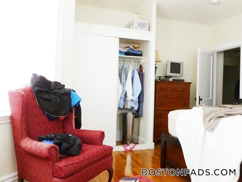 Building Photo - 126 Warren St