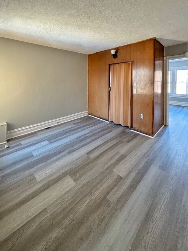 Building Photo - 3 bedroom, 1 bath Move in Ready Home featu...