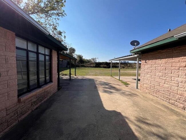 Building Photo - 509 Bowser St