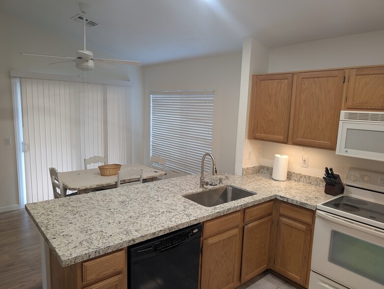 Building Photo - 1120 N Val Vista Dr