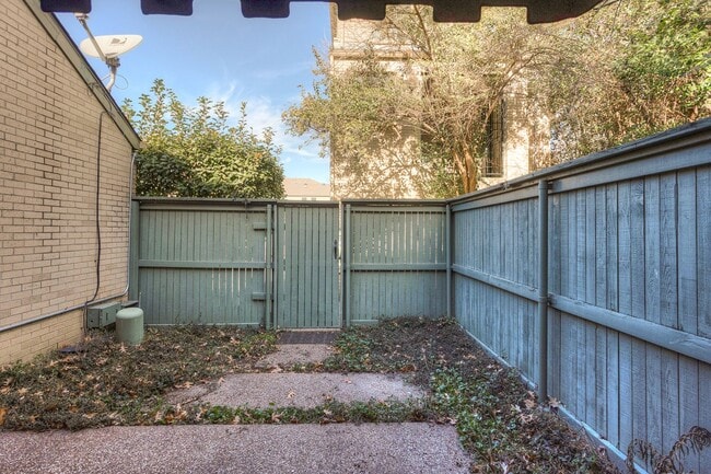 Building Photo - TCU / Medical District Townhome