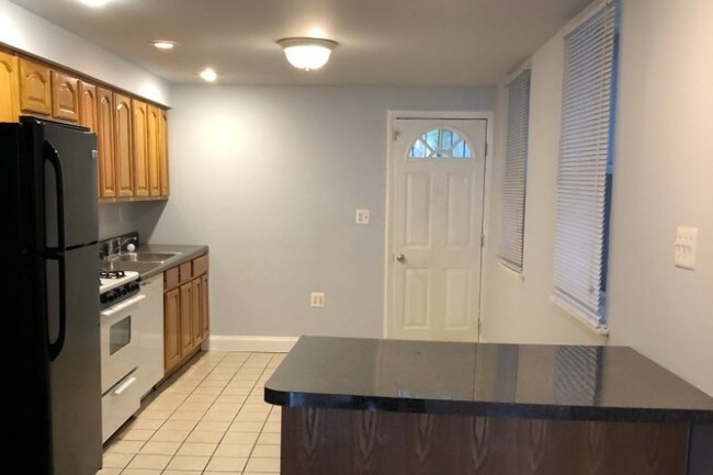 Kitchen w/ island - 3200 Haverford Ave