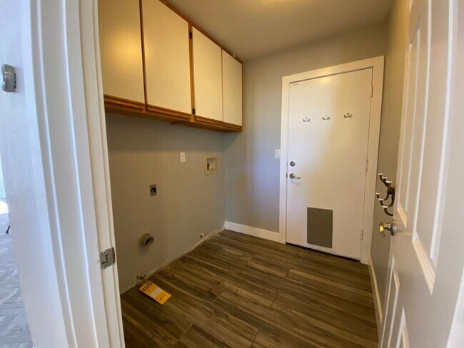 Building Photo - Stunning 4 bedroom Home with a Pool locate...