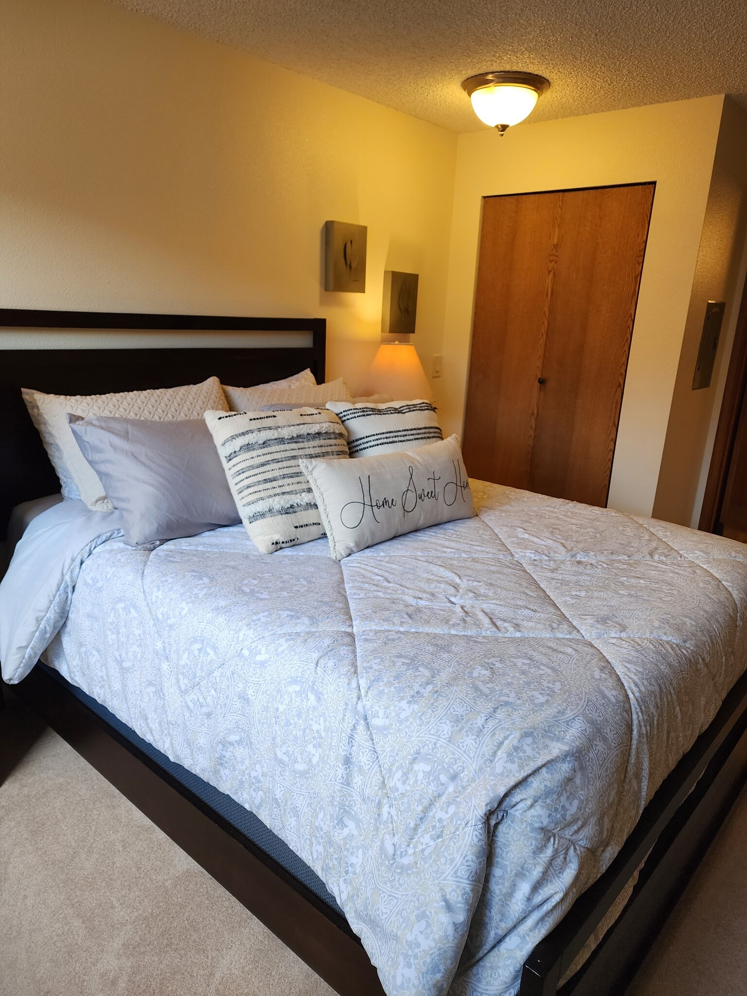 Nice Sheets and Linens - 9645 Independence Dr