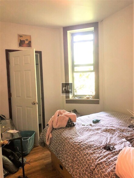 Building Photo - 479 Warren St