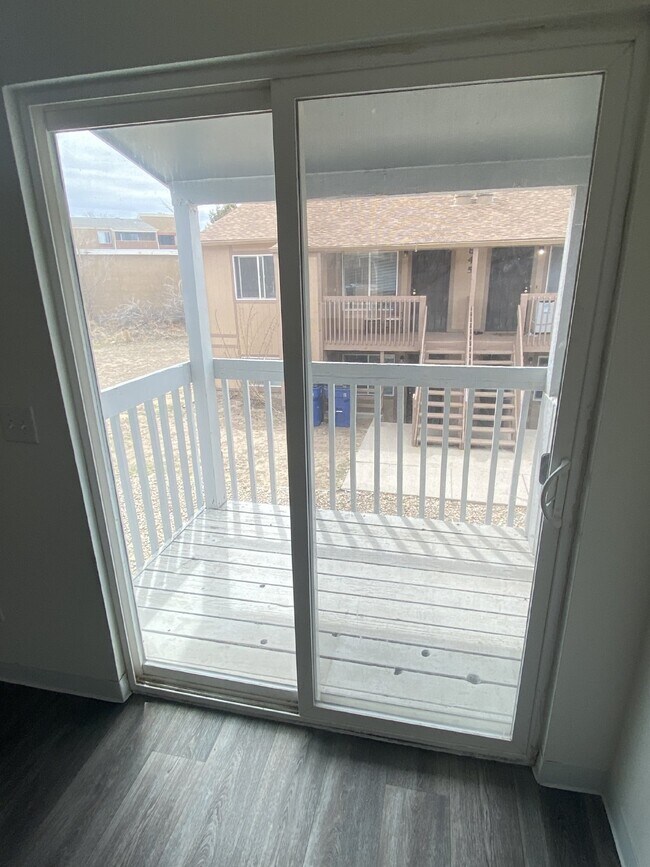 Building Photo - Newly renovated 2 bed/1 bath with views!