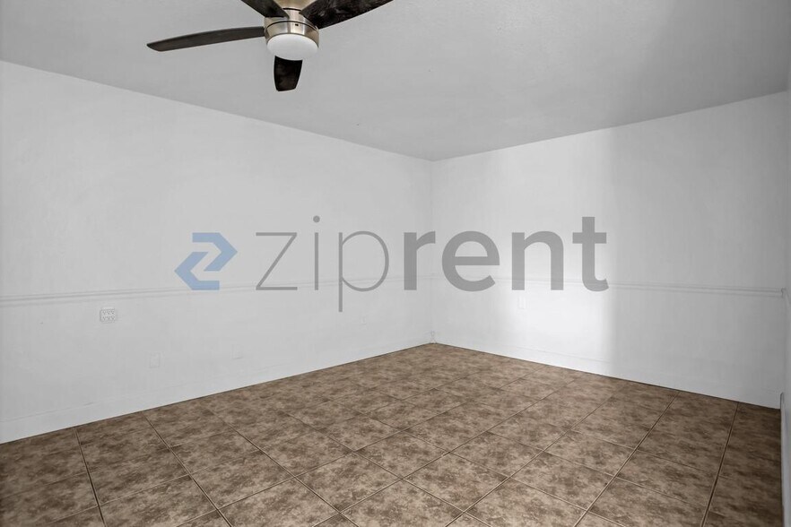 Building Photo - Unit