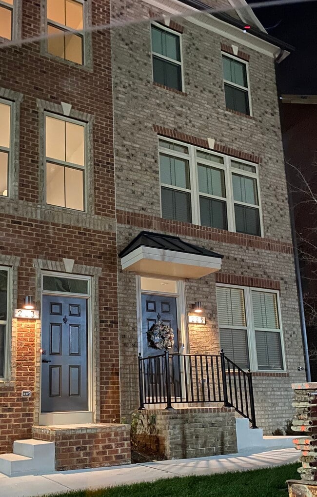 Building Photo - 225 S Newkirk St