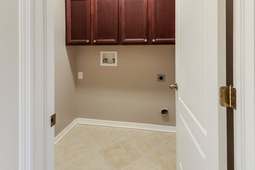 Building Photo - 7926 Citrus Blossom Dr