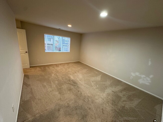 Building Photo - Pet friendly Spacious 4 bedroom + bonus ro...