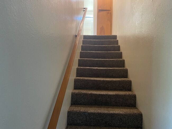 Building Photo - Nice Townhome-2 bed 1.5 Bath--Situated in the Friendly town of Grants Pass