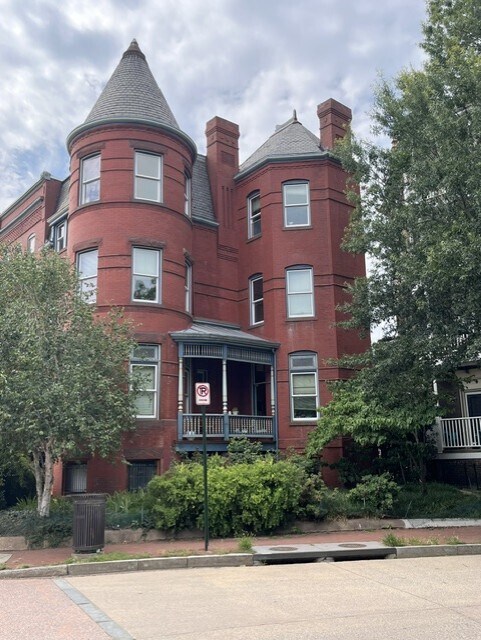 Circle Facade - 301 T St NW