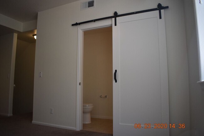 Building Photo - Beautiful 2 Bedroom Townhome / Old Town Ar...