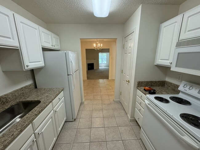 Building Photo - Move In READY! 2 bed 2 Bath with Garage! C...