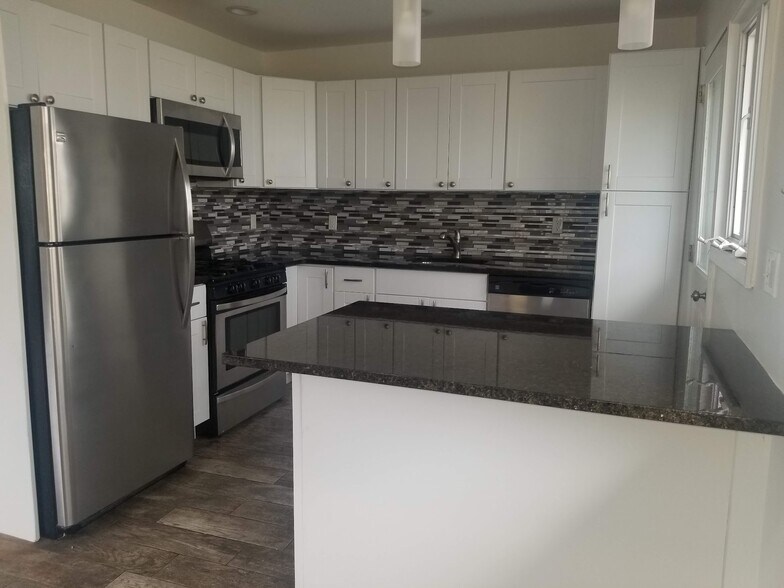 Kitchen - 456 Lincoln Blvd