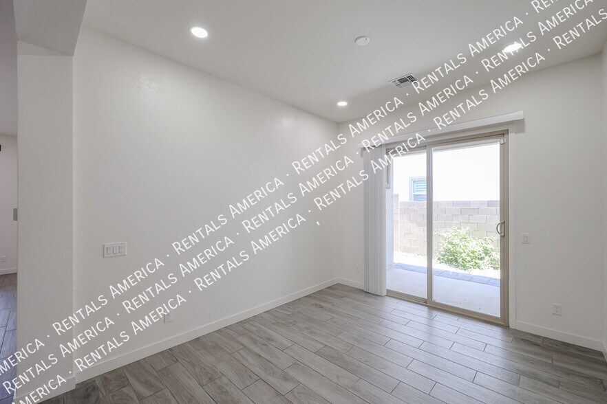 Building Photo - 1530 E San Carlos Way