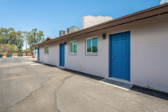 Building Photo - Fully remodeled Casita style apartment hom...