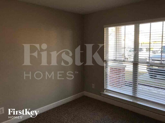 Building Photo - 153 Creekstone Tr