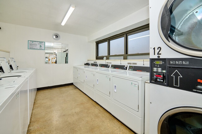 Building Photo - 6118 N Sheridan Rd