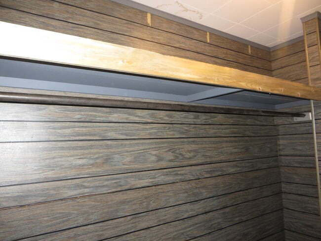 Building Photo - 826 Nuttman Ave