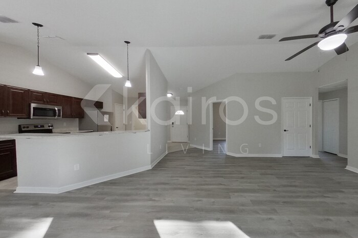 Building Photo - 820 Marion Oaks Manor