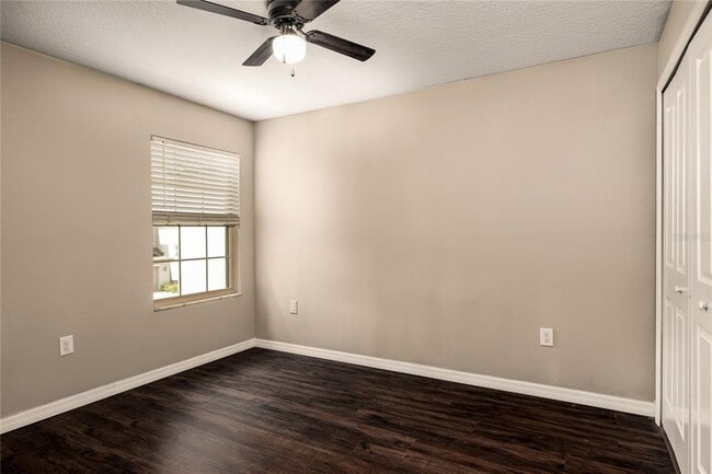 Building Photo - 724 Royal Empress Dr