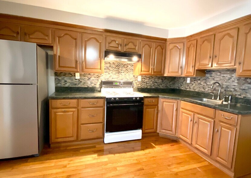 Building Photo - 161 Bennington St