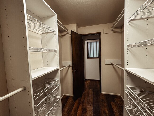 Building Photo - Elaborate 4 Bedroom 3 Bathroom Retreat in ...