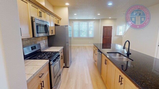 Building Photo - Desirable Bethany Location, Spacious & Sty...