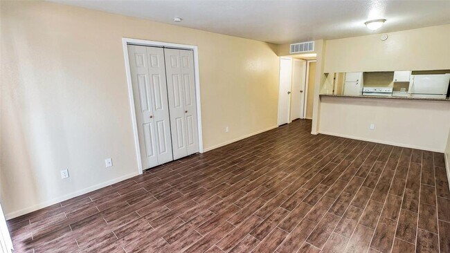 Building Photo - 3035 Walnut Bend Ln
