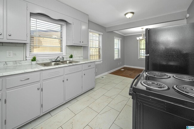 Building Photo - 328 Beta St