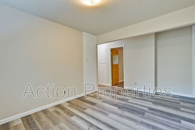 Building Photo - 67 Holbrook Ln